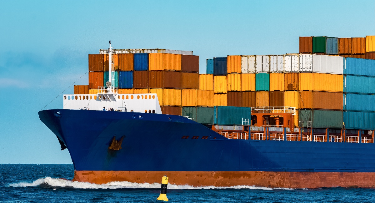 Nave cargo in mare che trasporta molti container grazie alle spedizioni LCL e FCL