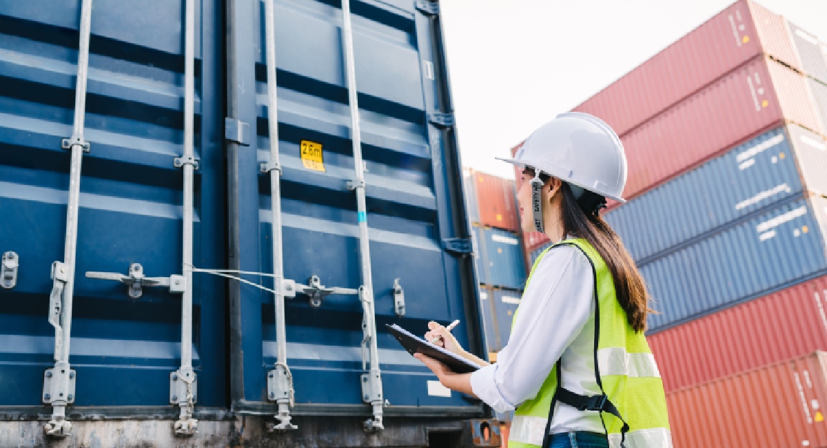 impiegata doganale di uno dei paesi con le dogane più severe al mondo che si occupa di effettuare un controllo su un container