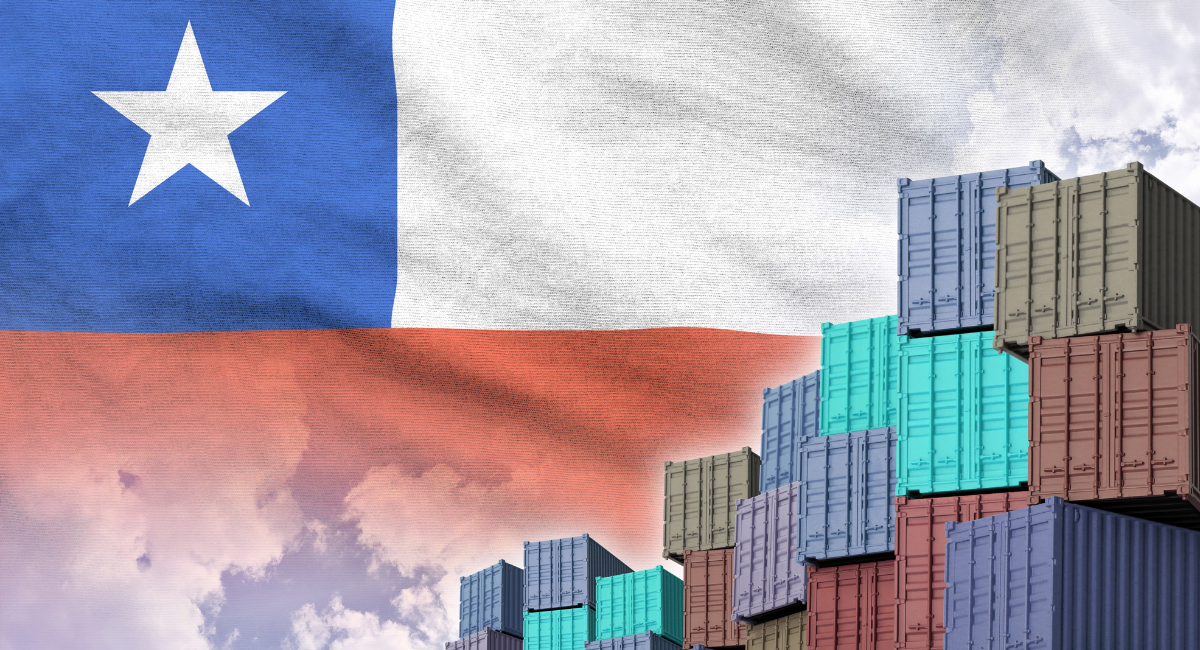 Immagine concettuale di una grande bandiera del Cile sulla quale si stagliano dei container, per simboleggiare i nuovi accordi UE-Cile di Febbraio 2025