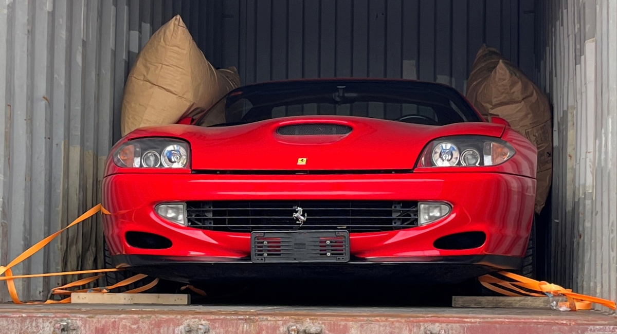 Automobile Ferrari all'interno di un container, accuratamente fissata da delle cinghie e circondata da grossi cuscini, una delle ultime spedizioni internazionali complesse gestite da CTI